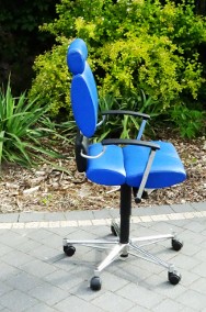 Skórzany niebieski fotel regulowany na kółkach.-2