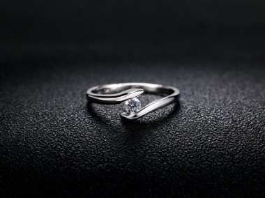 Drobny pierścionek oczko kamień srebrny kolor obrączka skromny-1