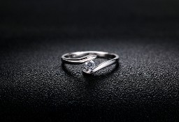 Drobny pierścionek oczko kamień srebrny kolor obrączka skromny