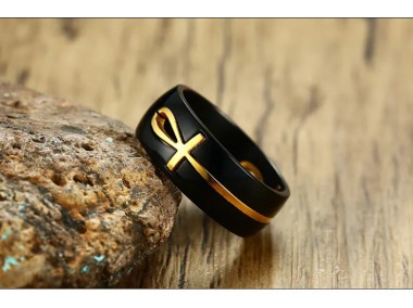 Czarny pierścionek unisex obrączka ankh krzyż złoty stal szlachetna-1