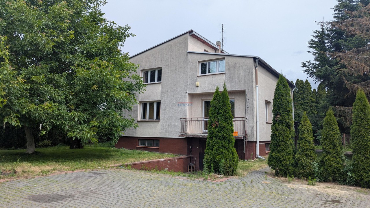 Na sprzedaż dom jednorodzinny 180 m² z dużą działką – do remontu