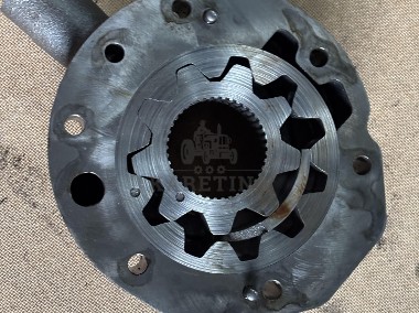 John Deere 6910, 6910S Obudowa Pompy Oleju Łożyska R109001 JD10269 R108926 R108928-1