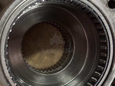 John Deere 6910, 6910S Obudowa Pompy Oleju Łożyska R109001 JD10269 R108926 R108928-2