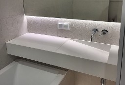Umywalka łazienkowa z odpływem liniowym bocznym wykonana z kompozytu mineralnego