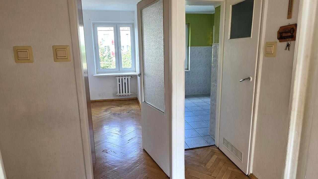 Trzy pokojowe mieszkanie do remontu! - Widok 4