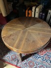 Okrągły niski stół z litego drewna