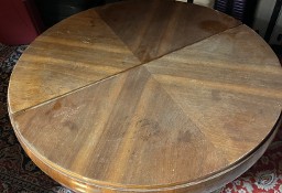 Okrągły niski stół z litego drewna
