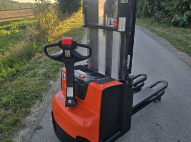 Sztaplarka elektryczna z niskim masztem. Toyota SWE paleciak masztowy, podnośnik-1