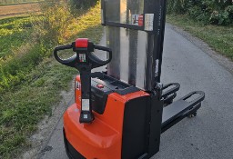 Sztaplarka elektryczna z niskim masztem. Toyota SWE paleciak masztowy, podnośnik