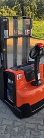 Sztaplarka elektryczna z niskim masztem. Toyota SWE paleciak masztowy, podnośnik-3