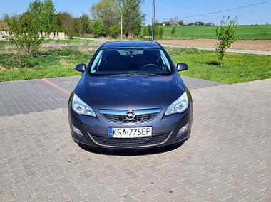 NIEZAWODNY HATCHBACK-1