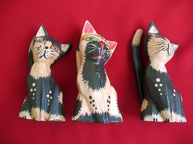 Kot - trzy kotki ręcznie malowane - drewno - stare figurki z Bali - 9x 5 x4-1