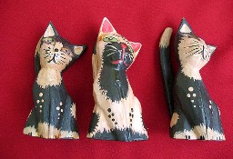 Kot - trzy kotki ręcznie malowane - drewno - stare figurki z Bali - 9x 5 x4