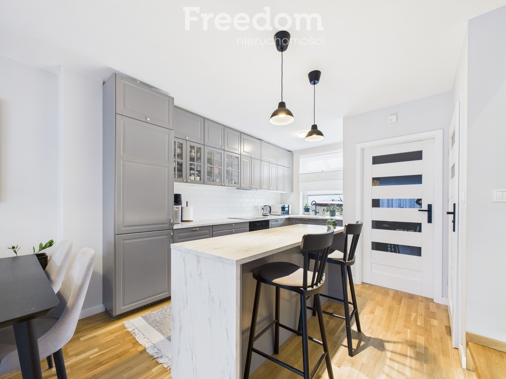 Trzykondygnacyjny bliźniak o wysokim standardzie !
