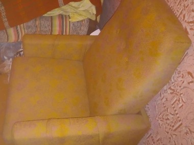 Fotel na kółkach fotele PRL materiałowy wzór żółty złoty materiał-1