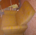 Fotel na kółkach fotele PRL materiałowy wzór żółty złoty materiał