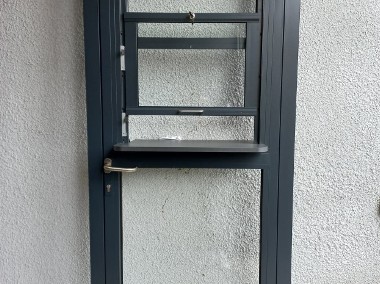 Drzwi z oknem i parapetem na stołówkę do kuchni lokalu baru sklepu-1
