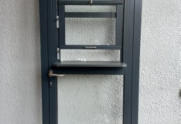 Drzwi z oknem i parapetem na stołówkę do kuchni lokalu baru sklepu