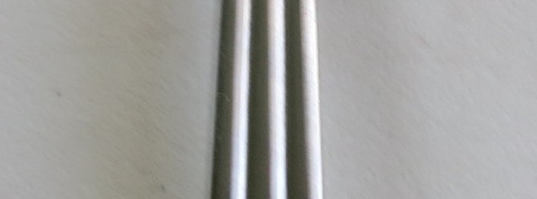 Niesygnowana łyżka zdobiona wypukłymi liniami na całej długości uchwytu-1