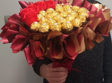 Czerwono-złoty bukiet z różami i Ferrero Rocher-2