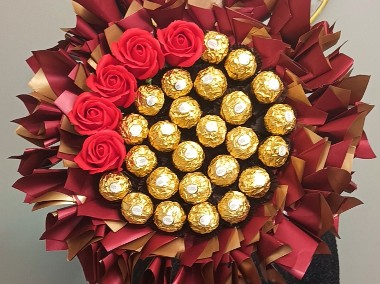 Czerwono-złoty bukiet z różami i Ferrero Rocher-1