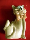 Kot - śmieszny stary kocur - figurka z ceramiki - 15 x 9 x 5 cm