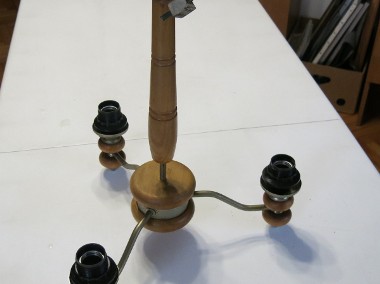 Lampa wisząca, korpus drewniany, trzy metalowe ramiona-1