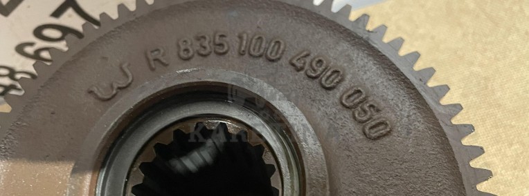 Valtra S354 Massey 8480 - skrzynia biegów - koło zębate pompy oleju R835100490030-1