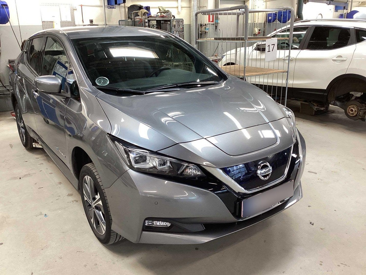 Nissan Leaf elektryczny 150 koni, lekko uszkodzony