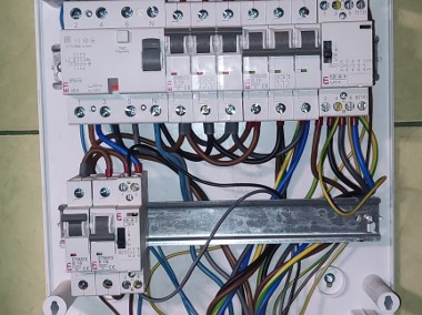 OFERUJE USŁUGI Z ZAKRESU HYDRAULIKI I ELEKTRYKI-1