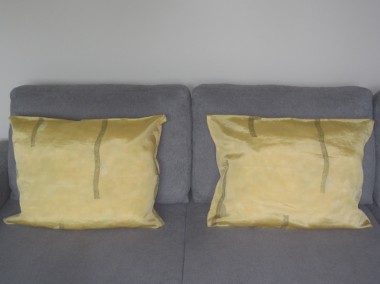Dwie pasujące do siebie poszewki na poduszki w kolorze złotym-1