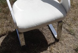 4 białe  krzesła