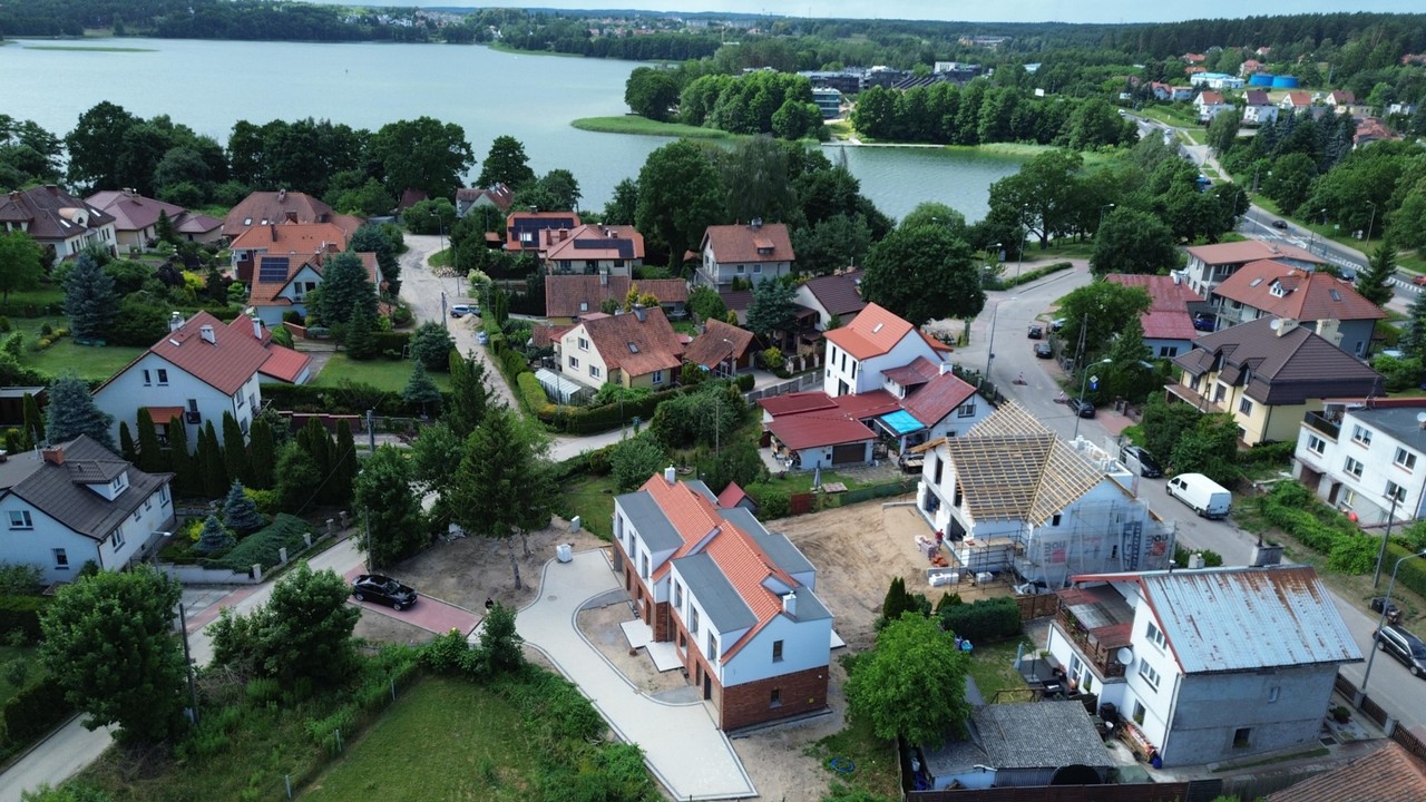 Dom jednorodzinny dwulokalowy z garażem w bryle budynku, Olsztyn